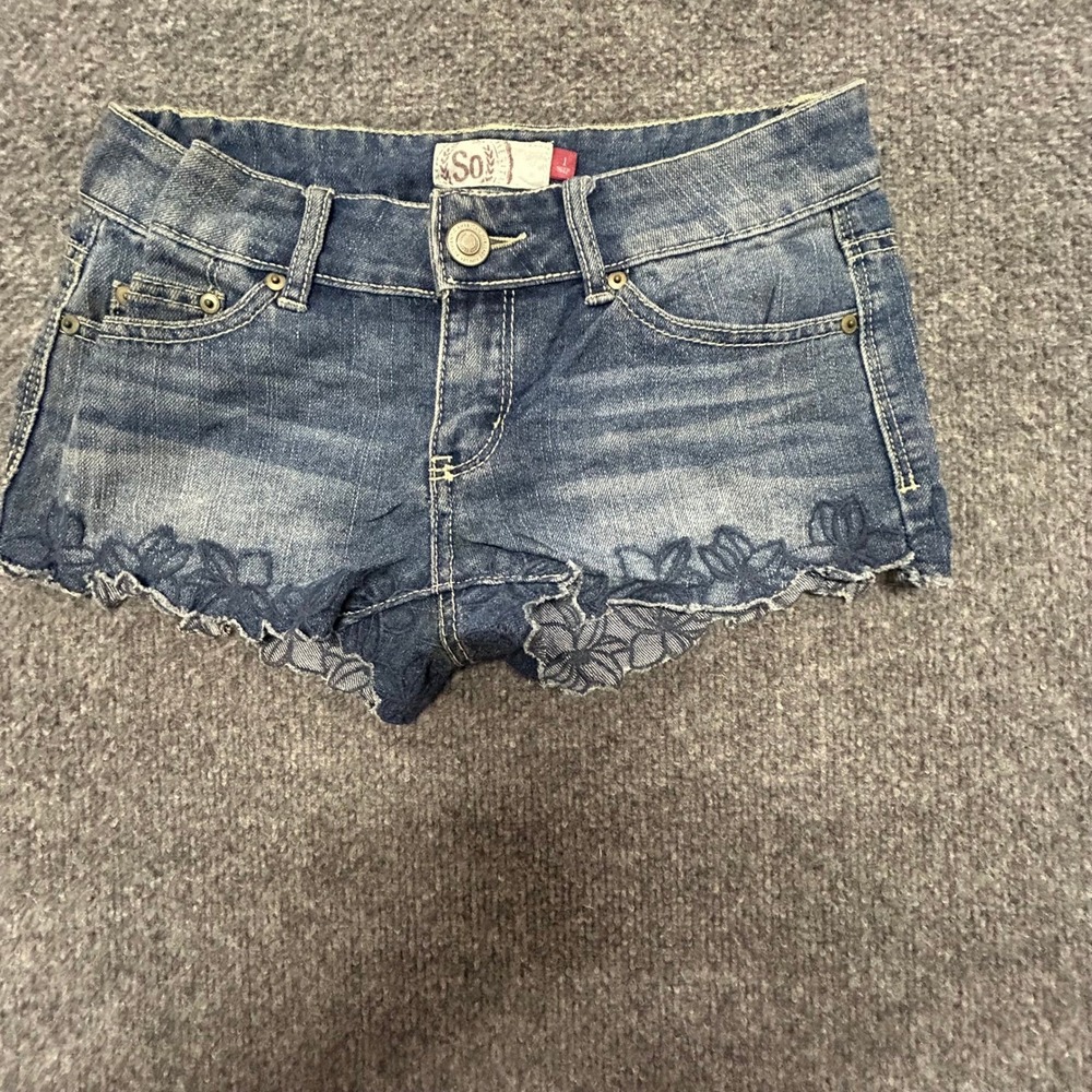 SO Denim Shorts Womens Size 1 Blue Floral Embroidered Scallop Hem Low Rise Jean